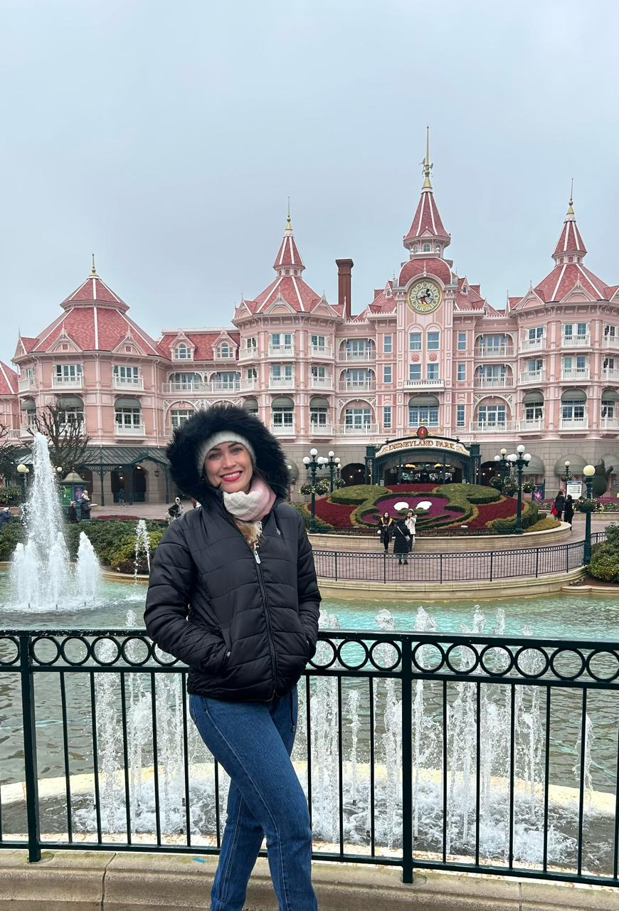 Daiana Ferreira em frente ao castelo da Disneyland